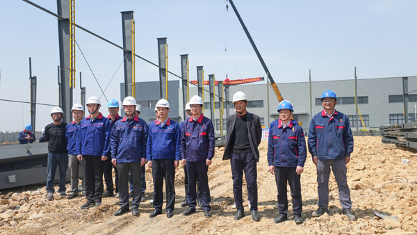 馬鞍山天能項(xiàng)目4#廠(chǎng)房首榀鋼梁順利吊裝