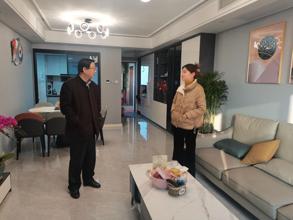 公司領(lǐng)導開展節(jié)前慰問 公司領(lǐng)導開展節(jié)前慰問