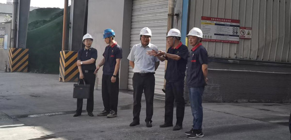 集團公司黨委委員、股份公司黨委書記、總經(jīng)理蔣培進到建材公司調(diào)研